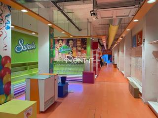 Location Local commercial  Consell de cent. Local comercial de 340 m2 en zona centro.