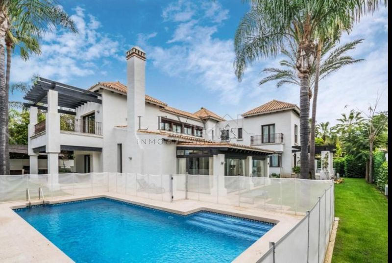 Foto 315b63b1-4497-426d-8eed-765b55706974. Casa amb calefacció aparcament a Puerto Banús Marbella