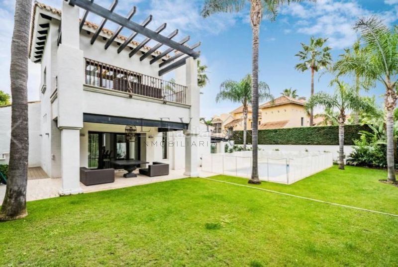 Foto 555858a5-da86-4bd6-bf21-dbd5a337a722. Casa amb calefacció aparcament a Puerto Banús Marbella