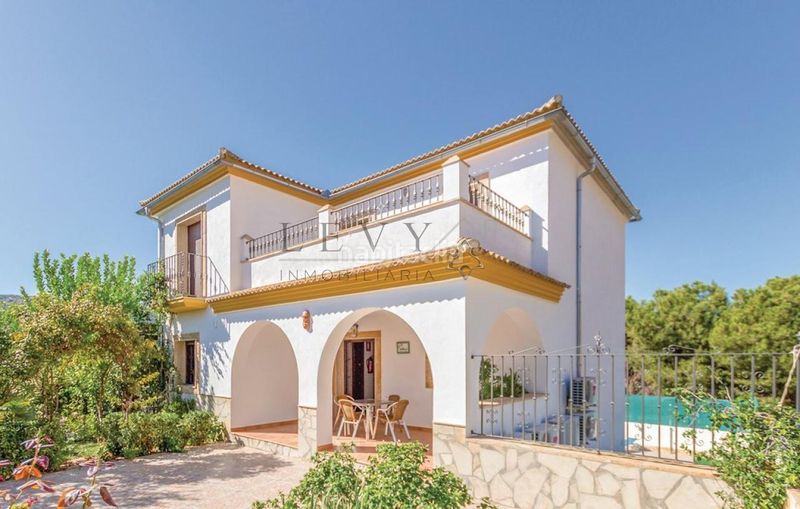 Foto a97df84b-d41c-4605-af47-024f1e5d59f5. Casa amb calefacció aparcament piscina a Iznájar