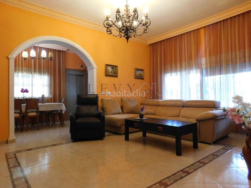 Foto f5c664b3-bfa3-4ceb-bf2a-91e154c1b53b. Casa amb calefacció aparcament a El Atabal Málaga