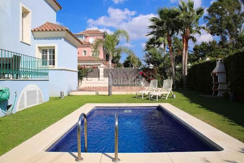 Foto a4e145a7-8437-40a3-84d5-45c06b39d168. Casa en Puerto Banús Marbella