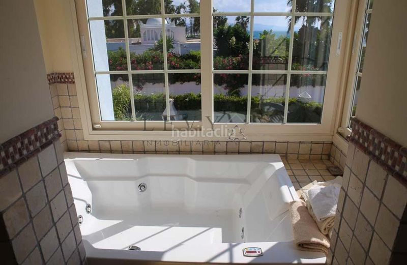 Foto c15422e2-9c01-4ab6-a6c0-a66d23c79132. Casa en Puerto Banús Marbella