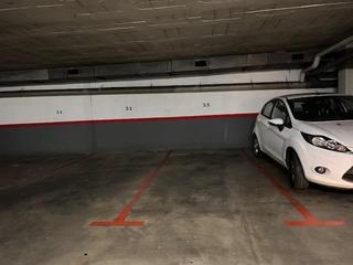 Aparcament cotxe a Calle republica de la 52. Plaza de parking en venta en el centro