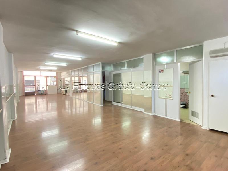 Foto dcc3c7ba-be52-4721-9dbc-140c2e84a3d9. Rent business premise in Centre Sabadell