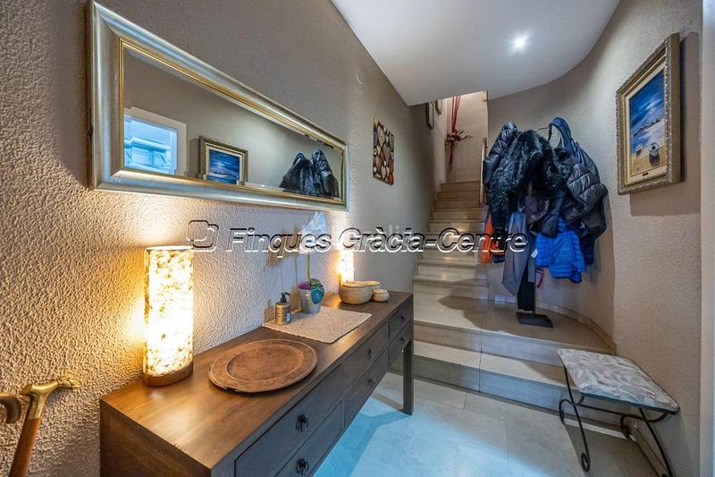 Foto 05c43257-d98b-4d24-b3dd-af02ccd76419. Casa aparellada amb aparcament a Centre Sabadell