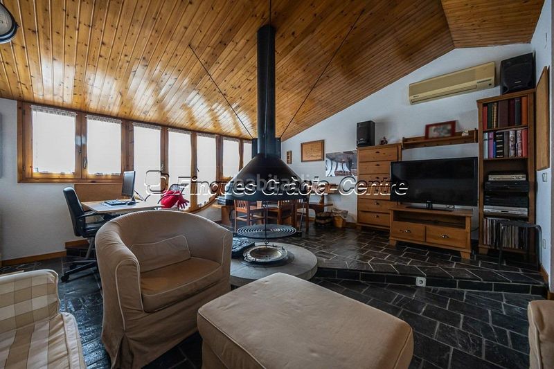 Foto 097b8ed9-4ae0-4eea-8a55-7a1c56730ee5. Casa aparellada amb aparcament a Centre Sabadell