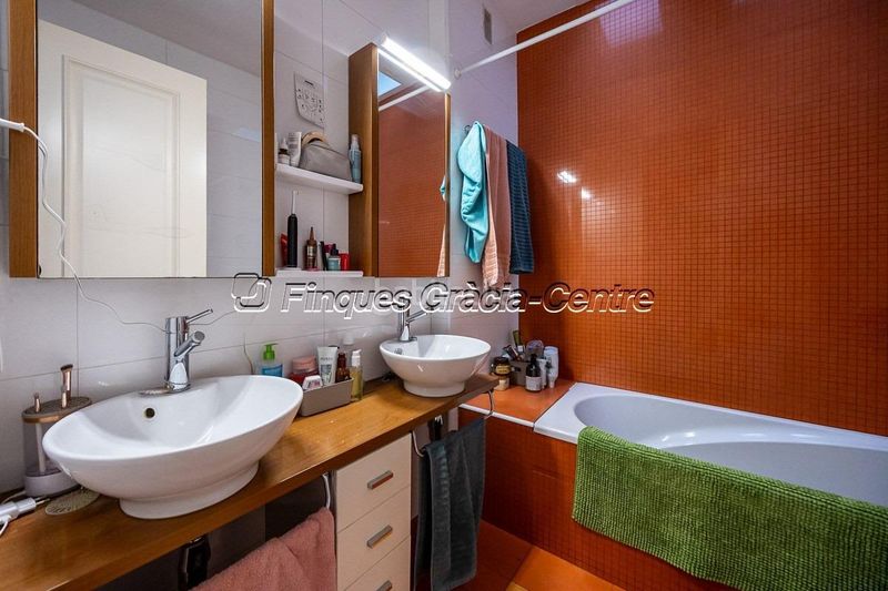 Foto 0bbd02b5-407c-425d-b6bd-738e0460333d. Casa aparellada amb aparcament a Centre Sabadell