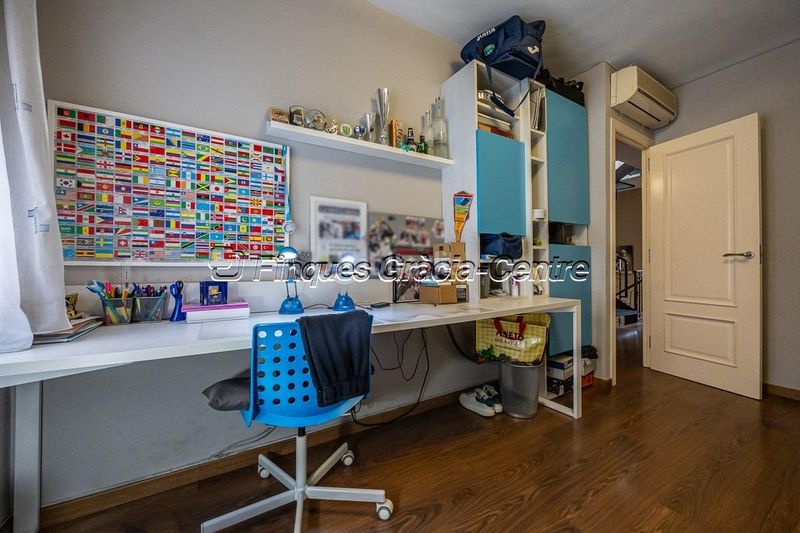 Foto 0d18f65e-064c-4046-a0bd-fbf95a92d26d. Casa aparellada amb aparcament a Centre Sabadell