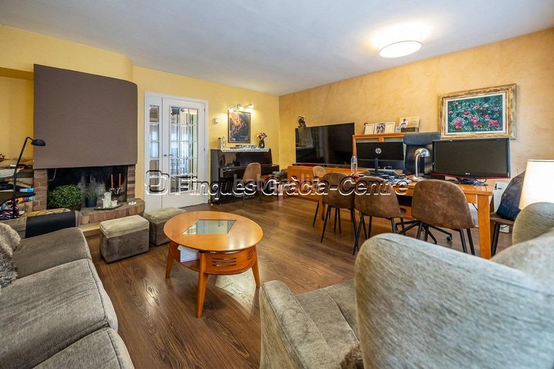 Foto 118aca10-e3c8-4e67-b530-4ba54fde3c6b. Casa aparellada amb aparcament a Centre Sabadell