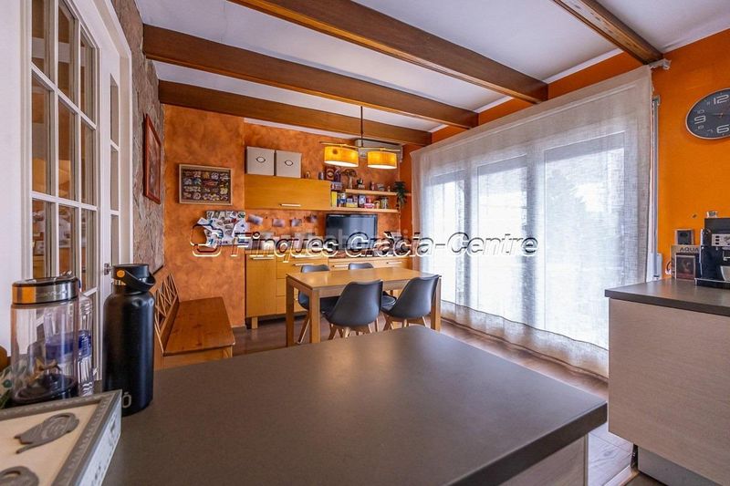 Foto 14a8cd9b-8788-4c3a-bb66-f6f1c19ae88a. Casa aparellada amb aparcament a Centre Sabadell