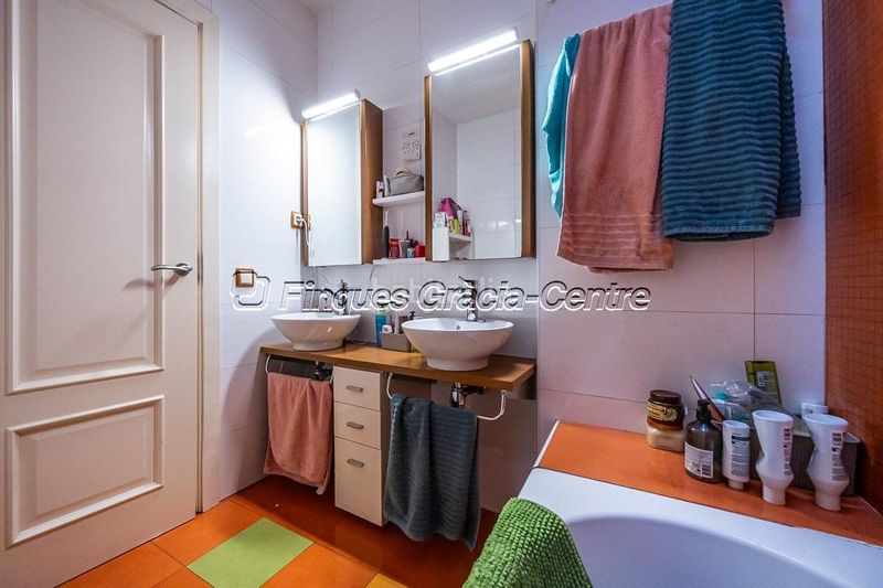 Foto 1a2f74e7-f395-4d99-8774-c0babed232a4. Casa aparellada amb aparcament a Centre Sabadell