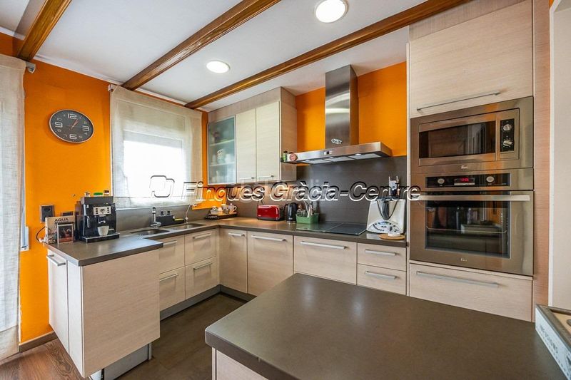 Foto 1af4a70b-a1a8-4ae5-9d4a-e44b04df5238. Casa aparellada amb aparcament a Centre Sabadell