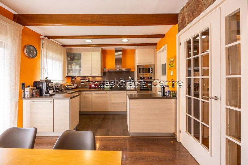 Foto 1bf1a431-9e11-4da2-b110-5170dbe9e952. Casa aparellada amb aparcament a Centre Sabadell