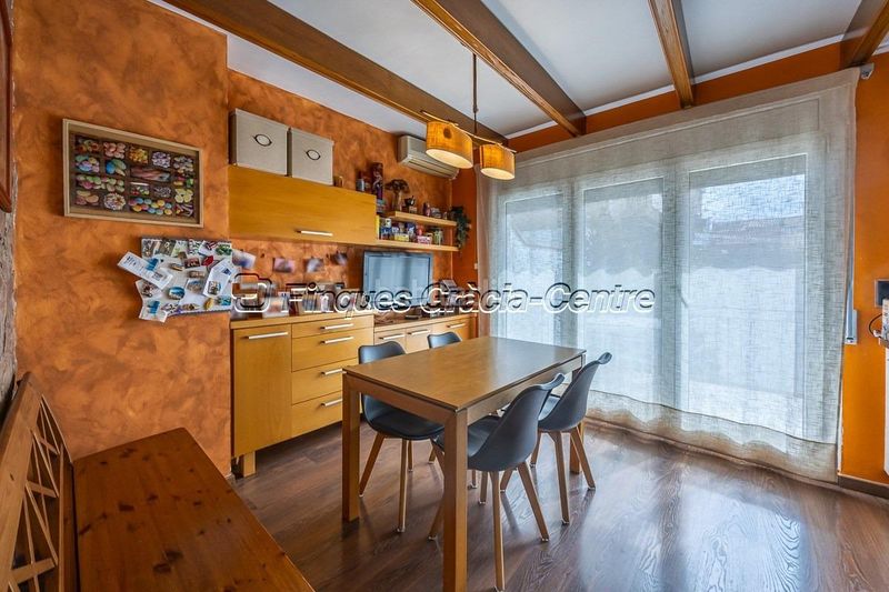 Foto 2540e4d9-0d03-46cf-808d-d11527b52ca9. Casa aparellada amb aparcament a Centre Sabadell