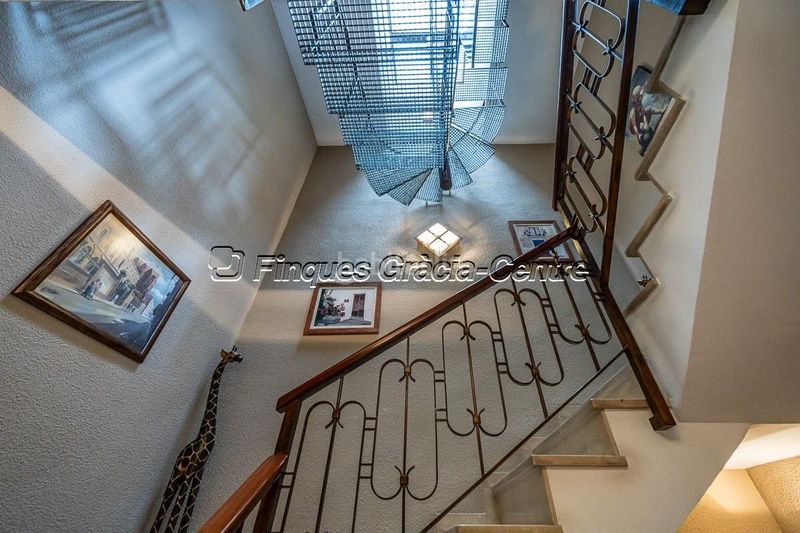 Foto 3285eeb8-c280-4c53-a383-183f14724c6d. Casa aparellada amb aparcament a Centre Sabadell