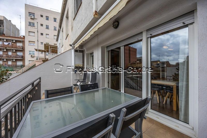 Foto 3299deaa-6ff5-4080-b075-9c8ef4a75846. Casa aparellada amb aparcament a Centre Sabadell