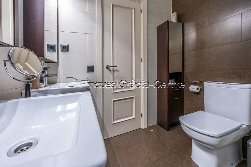 Foto 347dc7f4-5949-4fd2-bd5d-d1faacf2a696. Casa aparellada amb aparcament a Centre Sabadell