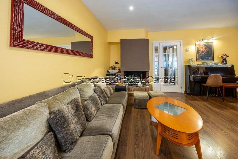 Foto 3e9eb16d-32d2-435c-9677-93a9afe33a22. Casa aparellada amb aparcament a Centre Sabadell