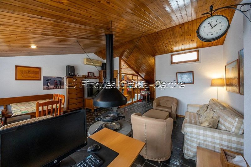 Foto 47607353-6ad2-4c16-b726-ac0fc5d8a31b. Casa aparellada amb aparcament a Centre Sabadell