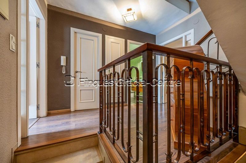 Foto 4d7c5f5b-7acd-44c0-b0f2-bf533f13f731. Casa aparellada amb aparcament a Centre Sabadell