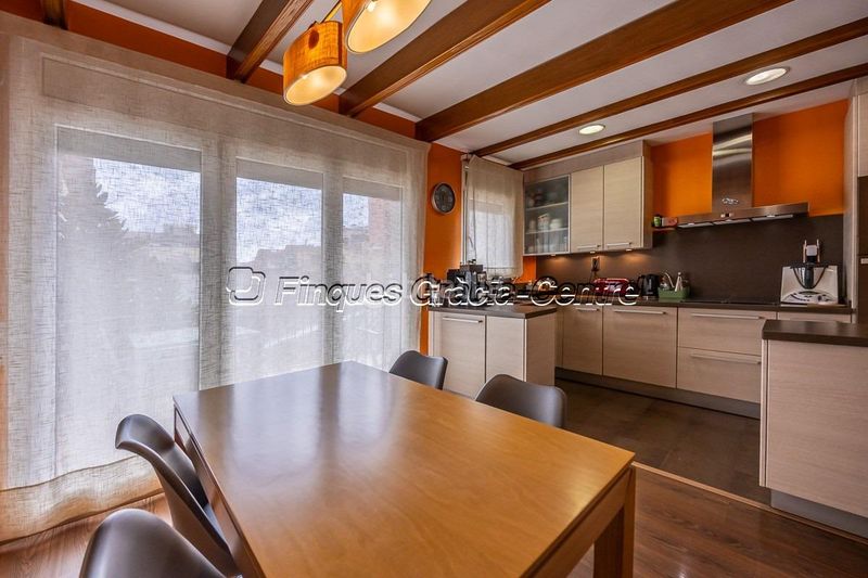 Foto 4f8f7ed9-65e3-4f45-ab12-6b92c9a0ce8f. Casa aparellada amb aparcament a Centre Sabadell