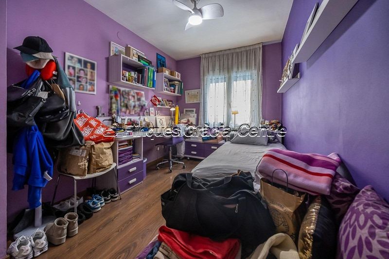 Foto 50abd61e-884f-4982-b673-9eed8a820986. Casa aparellada amb aparcament a Centre Sabadell