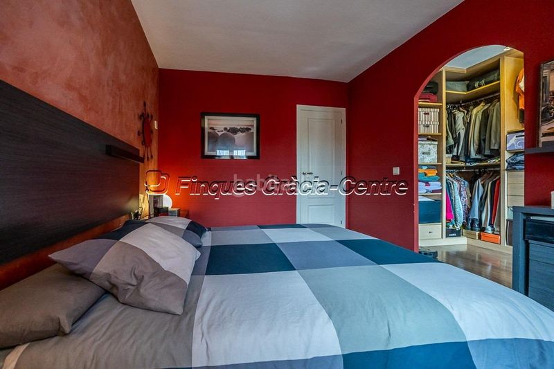 Foto 5181db37-2345-4688-bb53-4b2e0a2f6c54. Casa aparellada amb aparcament a Centre Sabadell