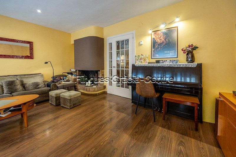 Foto 54289c2c-3aab-4fd1-b4f3-05d22ce57491. Casa aparellada amb aparcament a Centre Sabadell