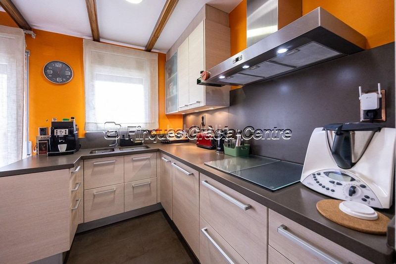 Foto 59c1b542-fa3c-4970-b5e3-287e1553cd9e. Casa aparellada amb aparcament a Centre Sabadell