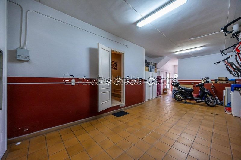 Foto 59ca6816-1e98-4464-8059-9a52a26ba007. Casa aparellada amb aparcament a Centre Sabadell