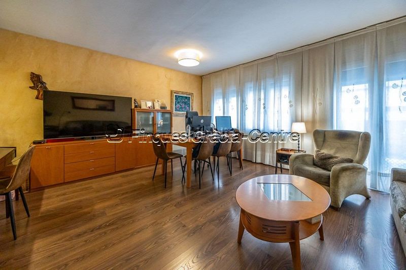 Foto 5df675a9-1f32-4247-a825-567526f3af1e. Casa aparellada amb aparcament a Centre Sabadell