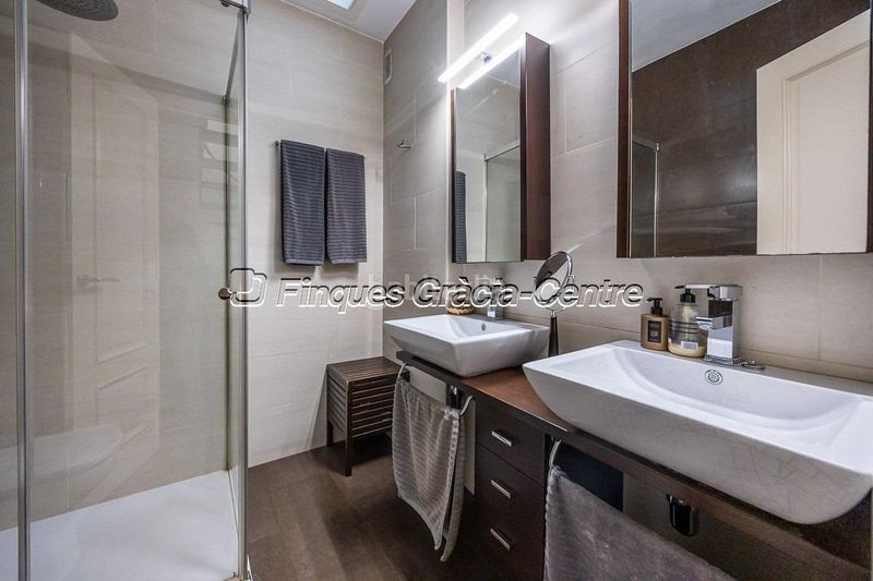 Foto 6723fe32-7717-4499-ae87-365e7433bfb9. Casa aparellada amb aparcament a Centre Sabadell