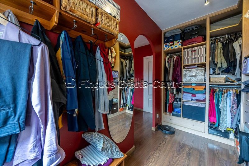 Foto 684fb8fc-8c1e-499f-867d-b3735f5d40e4. Casa aparellada amb aparcament a Centre Sabadell