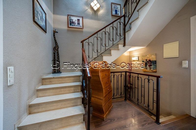 Foto 6d81d93e-3162-4c0d-bbb4-d61aaced2f1a. Casa aparellada amb aparcament a Centre Sabadell