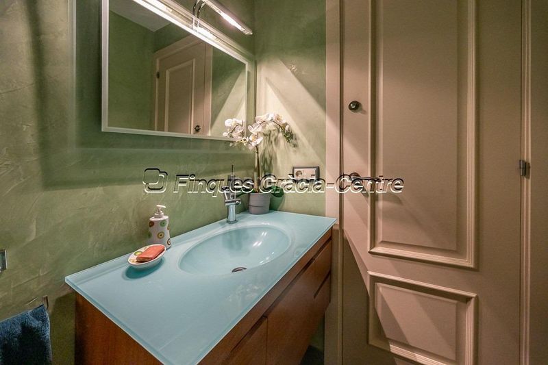 Foto 70eb221b-10c5-42f9-8eac-48c38aa375fc. Casa aparellada amb aparcament a Centre Sabadell