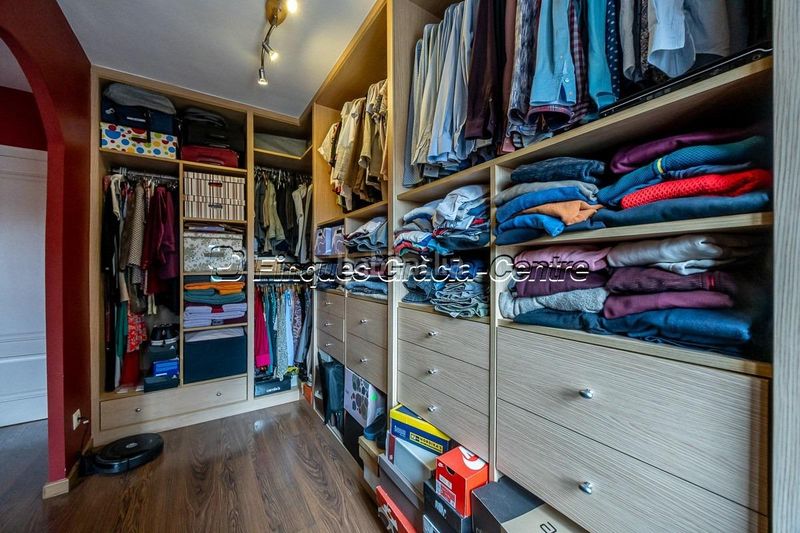 Foto 70ffe21a-ed5c-4730-a7eb-ede9d3fe99a9. Casa aparellada amb aparcament a Centre Sabadell