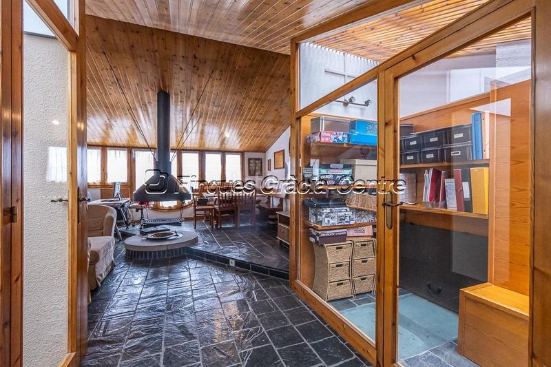 Foto 83deea81-80dd-42bf-a4b0-1634ad9e26a8. Casa aparellada amb aparcament a Centre Sabadell