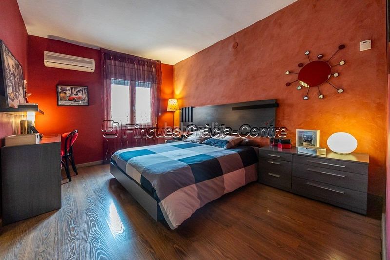 Foto 88b96e35-5e1b-4669-8ca8-9965123e2934. Casa aparellada amb aparcament a Centre Sabadell