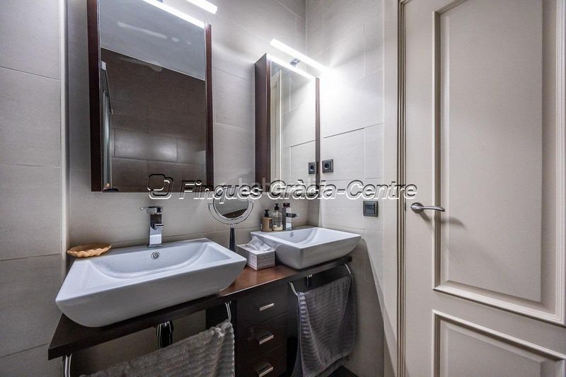 Foto 9929e7d8-3593-4b2c-9f87-5132416d9187. Casa aparellada amb aparcament a Centre Sabadell