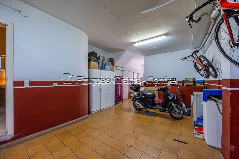 Foto a42868e9-c8ad-48d3-aeca-13ca863246b8. Casa aparellada amb aparcament a Centre Sabadell