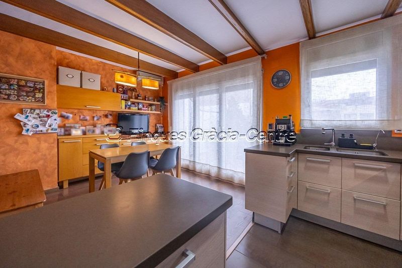 Foto ad2ddd5b-a899-44d0-ba63-b294bc49dd25. Casa aparellada amb aparcament a Centre Sabadell