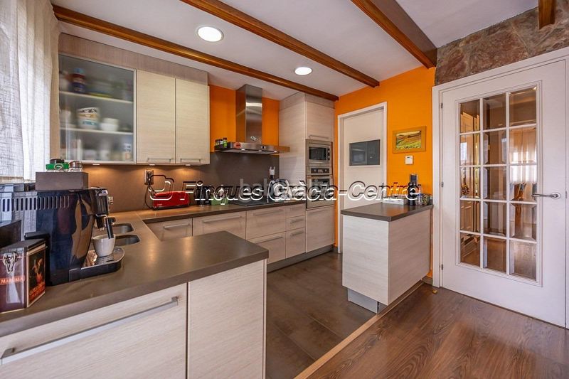 Foto af463c90-bbd3-4d83-a226-45bcc44baafe. Casa aparellada amb aparcament a Centre Sabadell