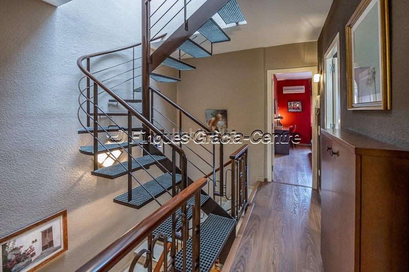 Foto afc655ca-adef-4754-87f6-a5c87051b12c. Casa aparellada amb aparcament a Centre Sabadell