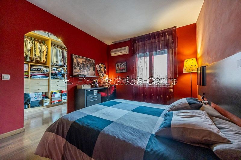 Foto afe57e59-ccfc-42ce-b994-ab3387dfa253. Casa aparellada amb aparcament a Centre Sabadell