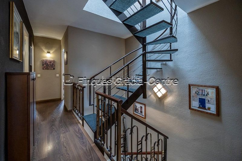 Foto b075d84a-2846-48db-a43c-d848e2675bfe. Casa aparellada amb aparcament a Centre Sabadell