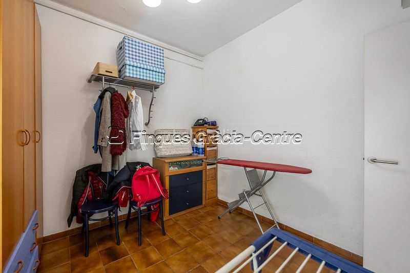 Foto b36010ae-0124-4e1b-b5c7-eb578e8e33db. Casa aparellada amb aparcament a Centre Sabadell