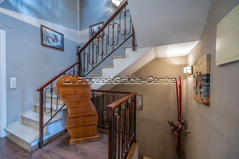 Foto b71cabf1-a2de-476b-8548-632d8e08921a. Casa aparellada amb aparcament a Centre Sabadell