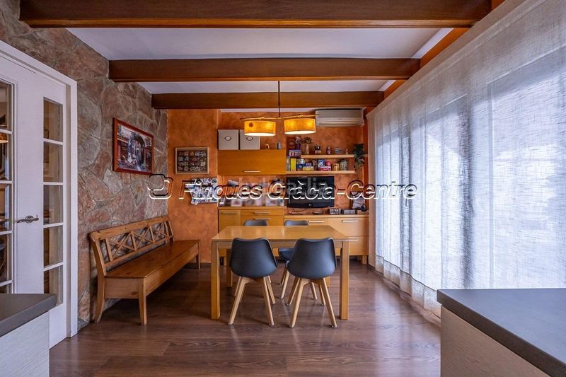 Foto bde35b44-87e1-43fb-b1b4-89ffd7ecc647. Casa aparellada amb aparcament a Centre Sabadell