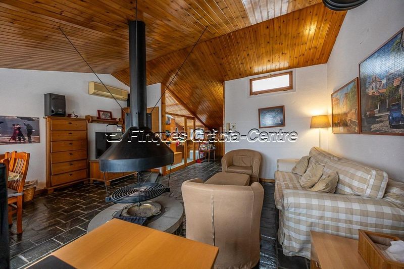 Foto c422566a-4ae3-4b79-8be0-c82c14c8fb9d. Casa aparellada amb aparcament a Centre Sabadell